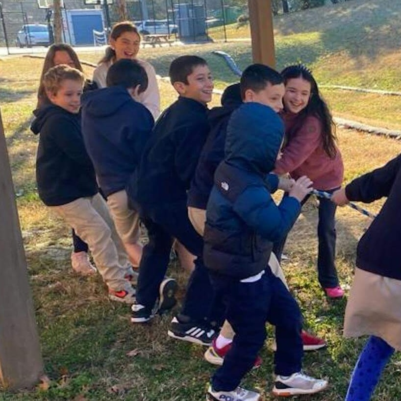 akiva-school-students-play-with-new-friends-classmates-from-israel
